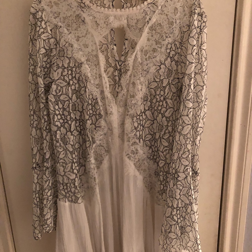 Shear white black lace turtle neck bell sleeves